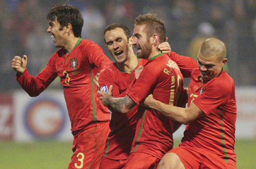 19일(한국시간) 빌리노 폴예 경기장에서 열린 포르투갈과 보스니아-헤르고체비나의 월드컵 유럽 지역 최종예선 플레이오프 2차전에서 팀의 결승골을 터뜨린 하울 메이렐레스가 동료의 축하를 받고 있다. 
