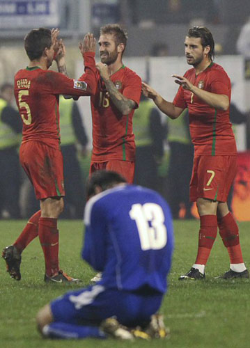 19일(한국시간) 빌리노 폴예 경기장에서 열린 포르투갈과 보스니아-헤르고체비나의 월드컵 유럽 지역 최종예선 플레이오프 2차전에서 득점에 성공한 포르투갈 선수들이 기뻐하고 있다. 