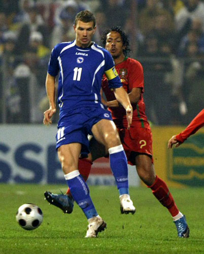 19일(한국시간) 빌리노 폴예 경기장에서 열린 포르투갈과 보스니아-헤르고체비나의 월드컵 유럽 지역 최종예선 플레이오프 2차전에서 포르투갈의 브루노 알베스가 상대 팀 에딘 제코와 볼 경합을 벌이고 있다. 