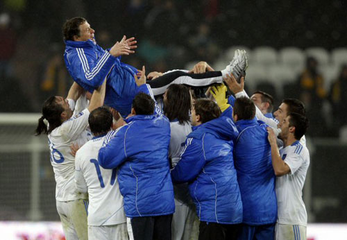 19일(한국시간) 도네츠크 돈바르 아레나에서 열린 우크라이나와 그리스의 월드컵 유럽 최종예선 플레이오프 2차전에서 1대0 승리를 거두며 사상 두 번째 월드컵 진출에 성공한 그리스 선수들이 오토 레하겔 감독을 헹가래치고 있다. 