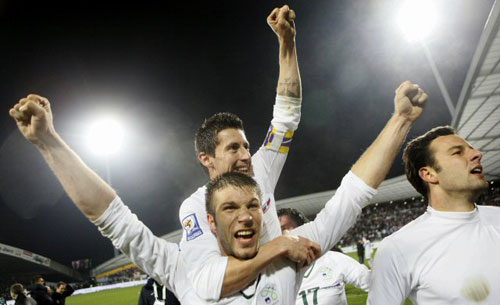  19일(한국시간) 마리보르 류드스키 VRT 열린 2010년 월드컵 유럽 지역 최종예선 플레이오프 2차전 러시아와 슬로베니아의 경기에서 러시아를 1대0으로 제압하고 월드컵 진출을 확정한 슬로베니아 선수들이 환호하고 있다. 