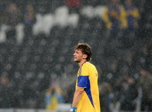 19일(한국시간) 도네츠크 돈바르 아레나에서 열린 우크라이나와 그리스의 월드컵 유럽 최종예선 플레이오프 2차전에서 패하며 월드컵 진출에 실패한 ‘우크라이나 영웅’ 셉첸코가 눈물을 흘리고 있다. 