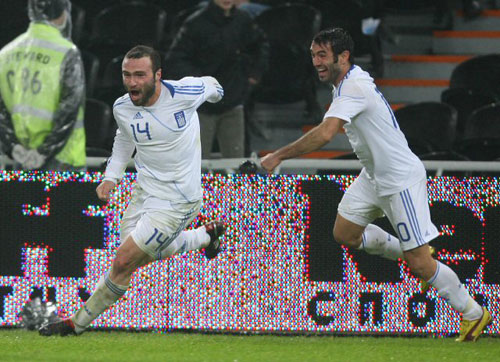 19일(한국시간) 도네츠크 돈바르 아레나에서 열린 우크라이나와 그리스의 월드컵 유럽 최종예선 플레이오프 2차전 전반 31분 팀의 선취골에 성공한 그리스의 디미트리오스 살핑기디스가 환호하고 있다. 