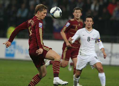  19일(한국시간) 마리보르 류드스키 VRT 열린 2010년 월드컵 유럽 지역 최종예선 플레이오프 2차전 러시아와 슬로베니아의 경기에서 러시아의 이고르 셈쇼프가 머리로 볼을 컨트롤 하고 있다. 
