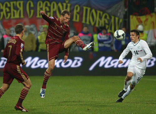  19일(한국시간) 마리보르 류드스키 VRT 열린 2010년 월드컵 유럽 지역 최종예선 플레이오프 2차전 러시아와 슬로베니아의 경기에서 양팀 선수들이 볼 다툼을 벌이고 있다. 