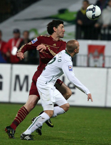  19일(한국시간) 마리보르 류드스키 VRT 열린 2010년 월드컵 유럽 지역 최종예선 플레이오프 2차전 러시아와 슬로베니아의 경기에서 러시아의 로만 파블류첸코(왼쪽)가 슬로베니아의 로베르토 브레코와 볼 경합을 벌이고 있다. 