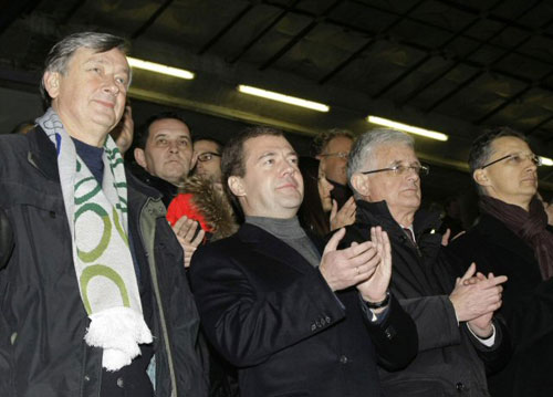  19일(한국시간) 마리보르 류드스키 VRT 열린 2010년 월드컵 유럽 지역 최종예선 플레이오프 2차전 러시아와 슬로베니아의 경기를 러시아 대통령 드미트리 메드베데프와(왼쪽 두 번째) 다닐로 튀르크(왼쪽)가 관람하고 있다. 