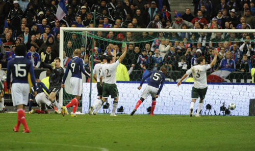 19일(한국시간) 홈구장 생드니 스타드 드 프랑스에서 열린 프랑스와 아일랜와의 2010년 남아공 월드컵 유럽 최종 플레이오프 2차전에서 연장 전반 14분 프랑스의 윌리암 갈라스가 동점골에 성공하고 있다. 