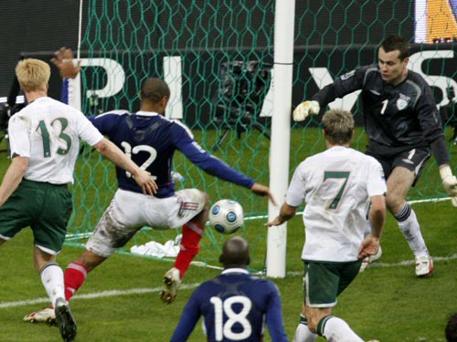 18일(현지시간) 프랑스 파리에서 열린 2010 남아프리카공화국 월드컵 유럽 플레이오프 2차전 프랑스-아일랜드 경기,프랑스 티에리 앙리가 아일랜드 셰이 기븐 골키퍼(오른쪽)를 피해 팀 동료 윌리엄 갈라스의 동점골을 어시스트 하고 있다. 