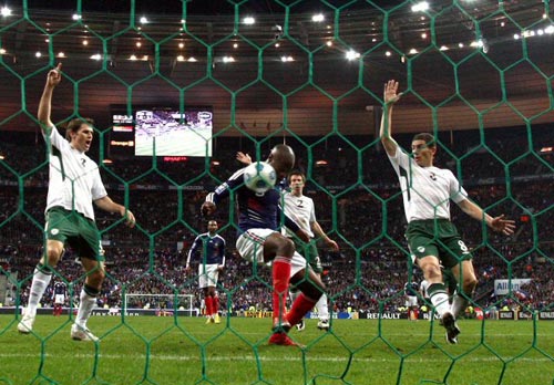 18일(현지시간) 프랑스 파리에서 열린 2010 남아프리카공화국 월드컵 유럽 플레이오프 2차전 프랑스-아일랜드 경기 프랑스 윌리엄 갈라스(가운데)가 티에리 앙리의 패스를 받아 동점골을 넣는 순간 아일랜드 선수들이 손을 들며 반칙을 주장하고 있다. 