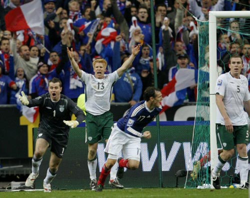 18일(현지시간) 프랑스 파리에서 열린 2010 남아프리카공화국 월드컵 유럽 플레이오프 2차전 프랑스-아일랜드 경기 아일랜드 골키퍼 셰이 기븐(왼쪽)과 폴 맥셰인이 프랑스 윌리엄 갈라스의 동점골이 무효라며 항의하고 있다. 