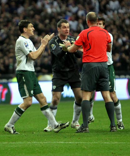 셰이 기븐 골키퍼(왼쪽 두번째), 키이스 앤드류스(왼쪽) 등 아일랜드 선수들이 주심 마틴 한손에게 프랑스 윌리엄 갈라스의 동점골이 무효라며 항의하고 있다. 