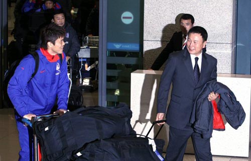 19일 인천 국제공항을 통해 허정무 감독 등 축구 대표팀이 유럽 전지훈련을 마치고 입국하고 있다. 
