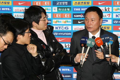 19일 인천 국제공항을 통해 귀국한 허정무 축구 대표팀 감독이 유럽 전지훈련에 대해 취재진과 인터뷰를 하고 있다. 