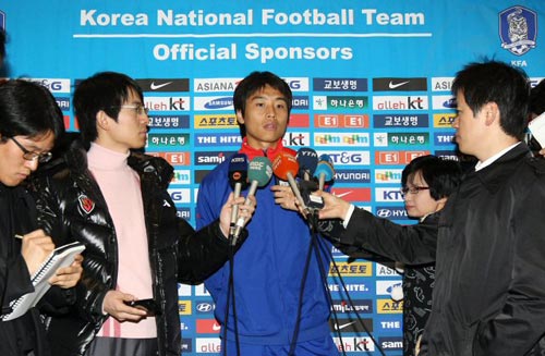 19일 인천 국제공항을 통해 귀국한 축구 대표팀 이동국이 유럽 전지훈련에 대해 취재진과 인터뷰를 하고 있다. 