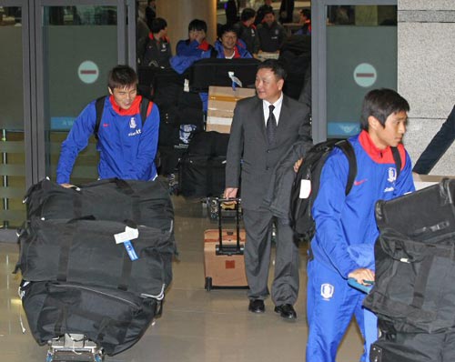 19일 인천 국제공항을 통해 허정무 감독 등 축구 대표팀이 유럽 전지훈련을 마치고 귀국하고 있다. 