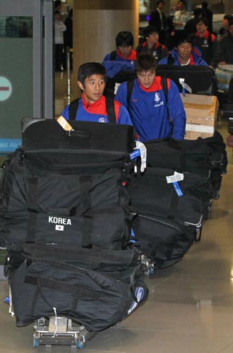 19일 인천 국제공항을 통해 오범석, 김영광 등 축구 대표팀 선수들이 유럽 전지훈련을 마치고 귀국하고 있다. 