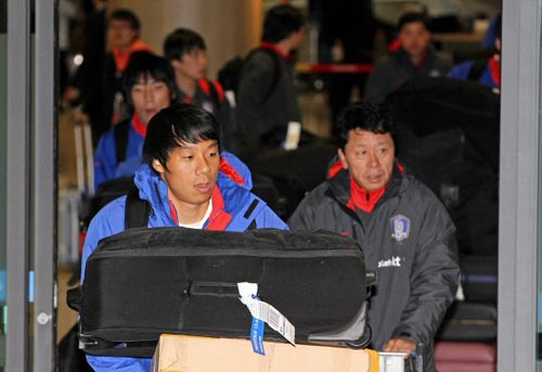 19일 인천 국제공항을 통해 염기훈 등 축구 대표팀 선수들이 유럽 전지훈련을 마치고 귀국하고 있다. 