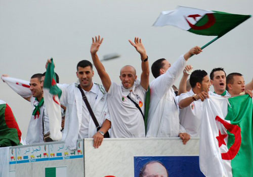 20일(한국시간) 무려 24년 만에 월드컵 재진출에 성공한 알제리 축구대표팀 선수들이 카퍼레이드를 벌이며 손을 흔들고 있다. 