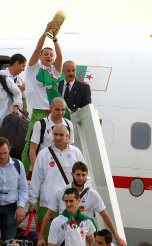 20일(한국시간) 무려 24년 만에 월드컵 재진출에 성공한 알제리 축구대표팀 선수들이 고국에 도착하여 비행기에서 내리고 있다. 