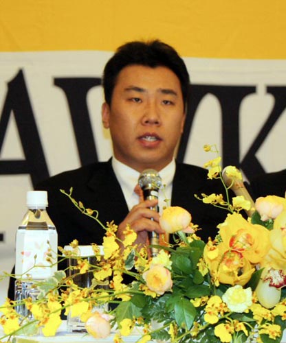 20일 일본 미야자키 쉐라톤 그랑데 오션 호텔에서 일본 프로야구 소프트뱅크에 입단한 이범호(왼쪽)가 입단식에 소감을 밝히고 있다. 