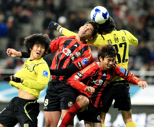 21일 오후 서울월드컵경기장에서 열린 K리그 쏘나타 챔피언십 2009 6강플레이오프 서울과 전남의 경기에서 양팀선수들이 몸싸움을 벌이고 있다. 