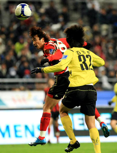 21일 오후 서울월드컵경기장에서 열린 K리그 쏘나타 챔피언십 2009 6강플레이오프 서울과 전남의 경기에서 서울 이승렬이 헤딩슛을 날리고 있다. 