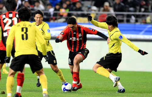21일 오후 서울월드컵경기장에서 열린 K리그 쏘나타 챔피언십 2009 6강플레이오프 서울과 전남의 경기에서 서울 안데르손이 전남 수비수 사이를 돌파하고 있다. 