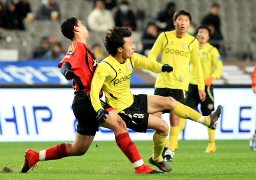 21일 오후 서울월드컵경기장에서 열린 K리그 쏘나타 챔피언십 2009 6강플레이오프 서울과 전남의 경기에서 서울 안데르손과 전남 박지용이 몸싸움을 벌이고 있다. 