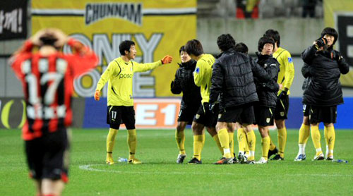 21일 오후 서울월드컵경기장에서 열린 K리그 쏘나타 챔피언십 2009 6강플레이오프 승부차기에서 서울 이종민이 득점에 실패하자 전남선수들이 환호하고 있다.
 