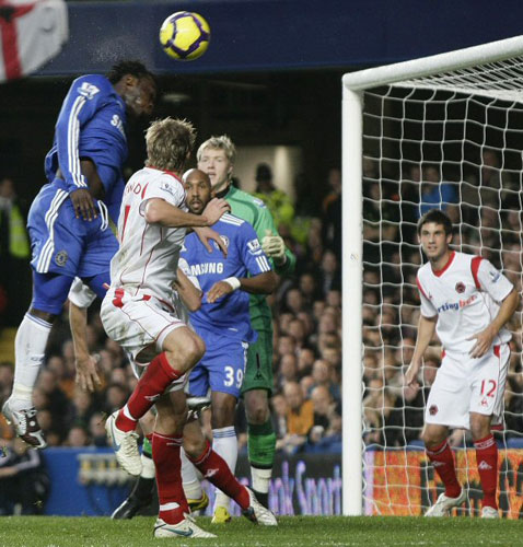  22일(한국시간) 스탬퍼드 브리지에서 열린 2009-2010 잉글랜드 프리미어 리그 13라운드 첼시와 울버햄튼의 경기에서 에시엔이 헤딩으로 팀의 두 번째 골에 성공하고 있다. 
 
