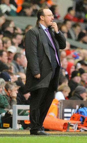 22일(한국시간) 열린 2009-2010 잉글랜드 프리미어 리그 13라운드 리버풀과 맨체스터 시티(이하 맨시티)의 경기에서 리버풀의 라파엘 베니테스 감독이 경기를 지켜보고 있다. 