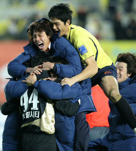 22일 성남종합운동장에서 벌어진 프로축구 'K-리그 쏘나타 챔피언십 2009' 6강 플레이오프 인천 유나이티드와 성남 일화의 경기에서 승부차기 끝에 승리한 성남 일화 김용대(왼쪽) 골키퍼와 선수들이 기뻐하고 있다. 