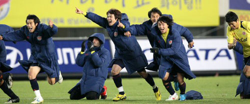  22일 성남종합운동장에서 벌어진 프로축구 'K-리그 쏘나타 챔피언십 2009' 6강 플레이오프 인천 유나이티드와 성남 일화의 경기에서 승부차기 끝에 승리한 성남 일화 선수들이 김용대 골키퍼에게 달려가며 기뻐하고 있다. 