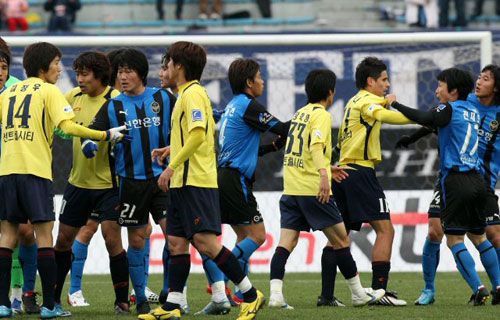22일 성남종합운동장에서 벌어진 프로축구 'K-리그 쏘나타 챔피언십 2009' 6강 플레이오프 인천 유나이티즈와 성남 일화의 경기에서 양팀 선수들이 반칙으로 인해 가벼운 몸싸움을 벌이고 있다. 
