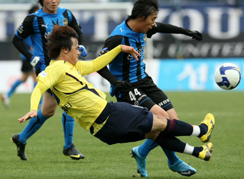 22일 성남종합운동장에서 벌어진 프로축구 'K-리그 쏘나타 챔피언십 2009' 6강 플레이오프 인천 유나이티즈와 성남 일화의 경기에서 성남 김성환(왼쪽)과 인천 김민수가 볼 다툼을 벌이고 있다. 