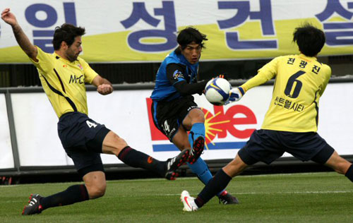 22일 성남종합운동장에서 벌어진 프로축구 'K-리그 쏘나타 챔피언십 2009' 6강 플레이오프 인천 유나이티즈와 인천 이준영(가운데)이 성남 사샤(왼쪽)와 전광진의 수비 사이로 슛을 날리고 있다. 