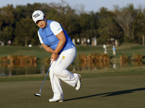 22일(현지시각) 미국 텍사스주 휴스턴의 휴스터니안 골프장에서 열린 미국여자프로골프(LPGA) 투어 2009시즌 마지막 대회인 LPGA 투어챔피언십에서 신지애가 신중하게 샷을 하고 있다. 
