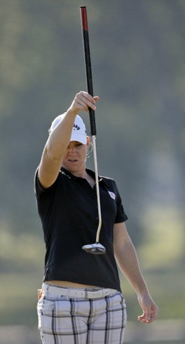 22일(현지시각) 미국 텍사스주 휴스턴의 휴스터니안 골프장에서 열린 미국여자프로골프(LPGA) 투어 2009시즌 마지막 대회인 LPGA 투어챔피언십에서 크리스티 맥퍼슨이 버디 라인을 살피고 있다. 