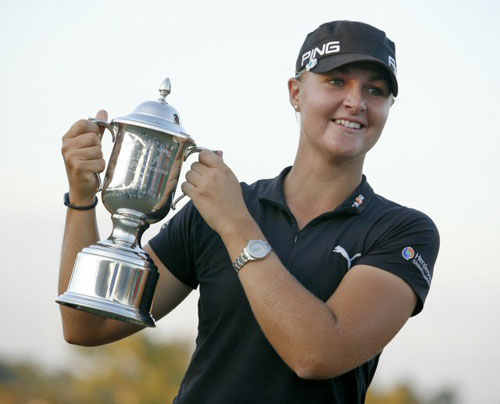 24일(한국시간) 미국 텍사스주 휴스턴의 휴스터니안 골프장에서 열린 시즌 마지막 대회 LPGA 투어챔피언십에서 우승을 차지한 스웨덴의 안나 노르드크비스트가 트로피를 들어 보이고 있다. 