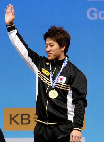 사재혁이 24일 경기 고양시 킨텍스 역도경기장에서 열린 2009 세계역도선수권대회 남자 77kg급 용상 시상식에서 금메달을 목에 걸고 인사하고 있다. 