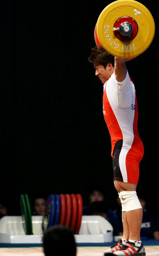 24일 경기 고양시 킨텍스 역도경기장에서 열린 2009 세계역도선수권대회 남자 77kg급 인상에서 사재혁이 160kg 바벨을 번쩍 들어올리고 있다. 
