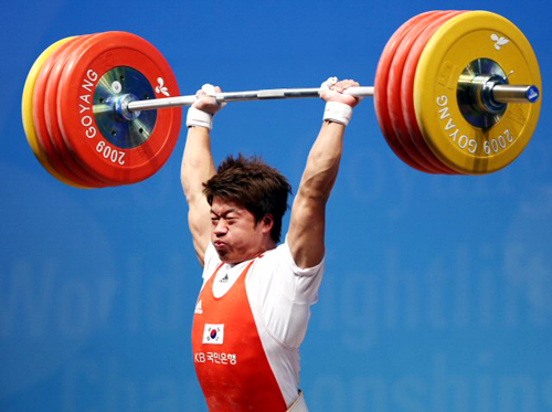 사재혁이 24일 경기 고양시 킨텍스 역도경기장에서 열린 2009 세계역도선수권대회 남자 77kg급 용상에서 205kg 바벨을 들어 올리고 있다. 