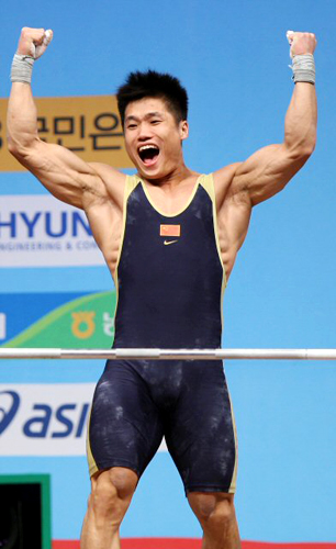 24일 경기 고양시 킨텍스 역도경기장에서 열린 2009 세계역도선수권대회 남자 77kg급 인상에서 중국 루시아오준이 174kg을 들어올려 세계신기록을 작성한 뒤 환호하고 있다. 