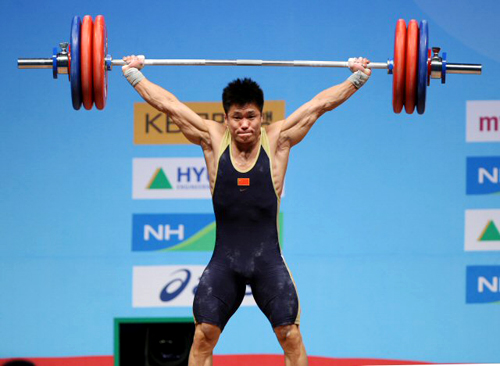 24일 경기 고양시 킨텍스 역도경기장에서 열린 2009 세계역도선수권대회 남자 77kg급 인상에서 중국 루시아오준이 174kg을 들어올려 새 세계신기록을 작성하고 있다. 