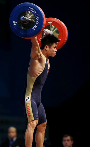 24일 경기 고양시 킨텍스 역도경기장에서 열린 2009 세계역도선수권대회 남자 77kg급 인상에서 중국 루시아오준이 165kg을 가볍게 들어올리고 있다. 