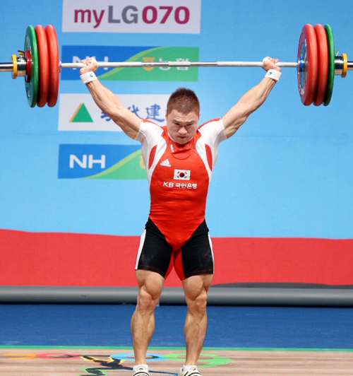 24일 경기 고양시 킨텍스 역도경기장에서 열린 2009 세계역도선수권대회 남자 77kg급 인상에서 김광훈이 153kg을 들어올리고 있다. 