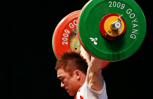 24일 경기 고양시 킨텍스 역도경기장에서 열린 2009 세계역도선수권대회 남자 77kg급 인상에서 김광훈이 153kg을 들어올리고 있다. 
