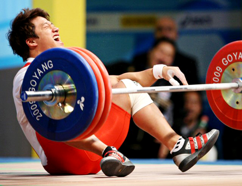 24일 경기 고양시 킨텍스 역도경기장에서 열린 2009 세계역도선수권대회 남자 77kg급 인상에서 사재혁이 165kg 바벨에 도전하다 넘어지며 안타까워하고 있다. 