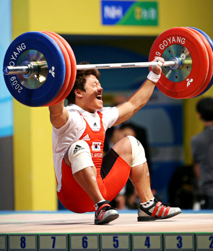 24일 경기 고양시 킨텍스 역도경기장에서 열린 2009 세계역도선수권대회 남자 77kg급 인상에서 사재혁이 165kg 바벨에 도전하다 실패하며 안타까워하고 있다. 